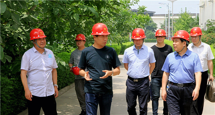 这这照片放在关于我们--领导关怀第二张照片，文字内容为：2020年7月9日陕钢集团党委副书记、董事刘光明一行来我司慰问.jpg